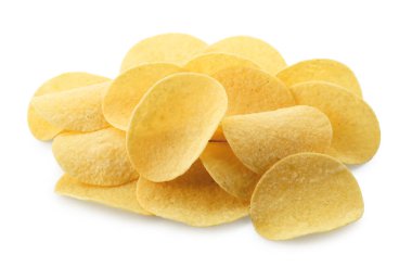 Beyaza izole edilmiş pek çok lezzetli patates cipsi.