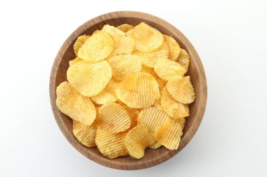 Beyaz arka planda kasede patates cipsi, üst manzara.