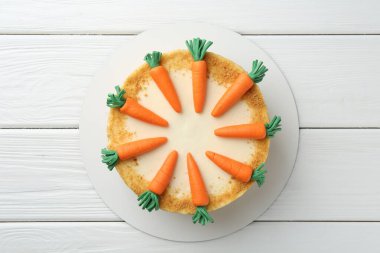 Beyaz ahşap masada nefis ev yapımı havuçlu kek.