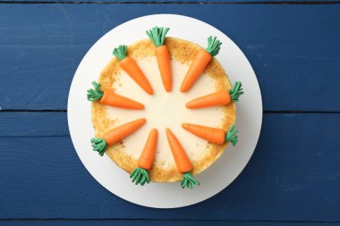 Lezzetli ev yapımı havuçlu kek mavi ahşap masa, üst manzara