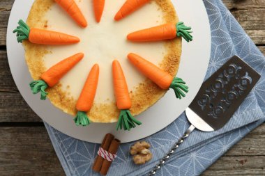 Tahta masada servis edilen nefis ev yapımı havuçlu kek.