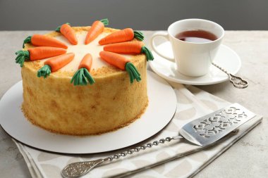 Açık gri masada servis edilen nefis ev yapımı havuçlu kek.