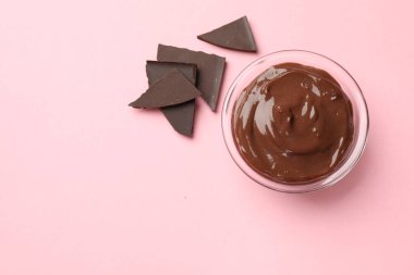 Pembe arka planda cam kasede nefis çikolatalı mus. Metin için boşluk