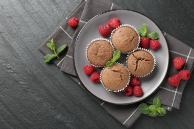 Ahududu ve nane aromalı nefis çörekler. Koyu dokulu masa, üst manzara. Metin için boşluk