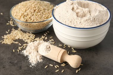 Kahverengi pirinç ve un gri masada, yakın plan.