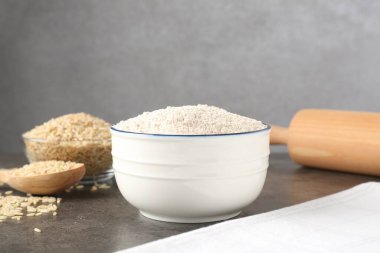 Kahverengi pirinç ve un gri masada. Metin için boşluk