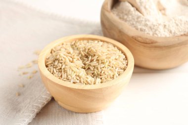 Kahverengi pirinç ve un beyaz masada, yakın plan.