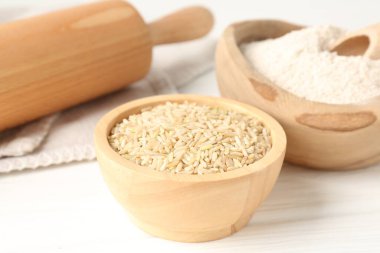 Kahverengi pirinç ve un beyaz masada, yakın plan.