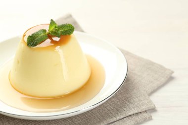 Karamel soslu lezzetli puding ve nane şekeri, yakın plan. Metin için boşluk