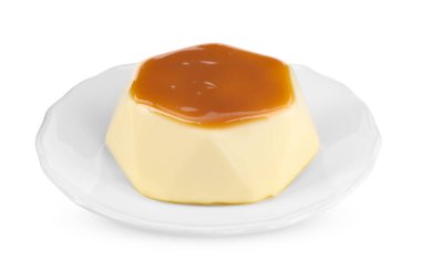 Karamel soslu lezzetli puding, beyaza izole edilmiş.