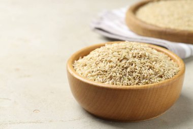 Açık gri masada kahverengi pirinç kasede, yakın plan. Metin için boşluk