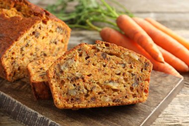 Ev yapımı havuçlu kek, fındıklı ve sebzeli, ahşap masa, yakın plan.