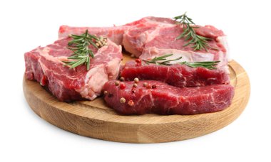 Çiğ et parçaları ve beyaza izole edilmiş baharatlar.