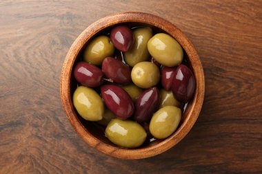 Ahşap masada salamura edilmiş zeytin, üst manzara.