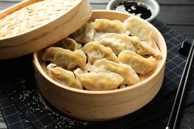 Lezzetli haşlanmış gyoza (hamur tatlısı) siyah masada servis edilir.