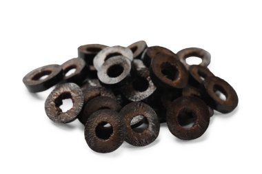 Terbiye edilmiş siyah zeytin halkaları beyaz üzerine izole edilmiş.