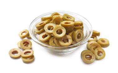 Terbiye edilmiş yeşil zeytin halkaları beyaz kasede izole edilmiş.