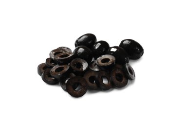 Terbiye edilmiş siyah zeytin halkaları ve beyaz üzerine izole edilmiş meyveler.