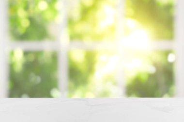 Odadaki boş beyaz mermer masa. Tasarım için boşluk