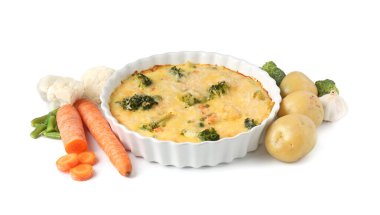 Lezzetli sebze güveci ve beyaza izole edilmiş malzemeler.