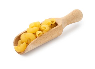 Beyaz kepçe içinde çiğ boynuzlu makarna.