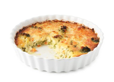 Beyaz tencerenin içinde nefis sebze güveci.