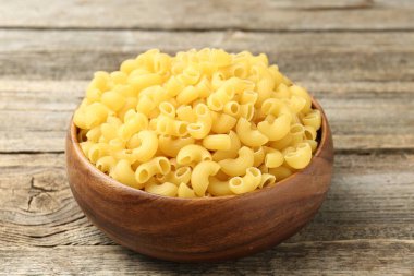 Tahta masadaki kasede çiğ boynuzlar, yakın plan.