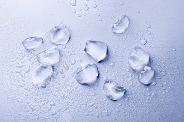 Açık mavi arkaplanda ezilmiş buz parçaları, üst manzara