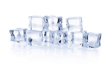 Birçok kristal berrak buz küpleri beyaz üzerinde izole