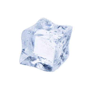 Bir kristal berrak buz küpü beyaza izole edilmiş