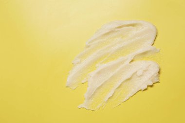 Sarı arka planda üst manzaralı vücut fırçası örneği. Metin için boşluk