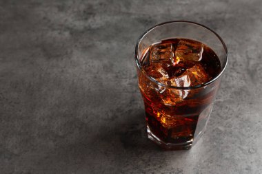 Gri masadaki buzlu buzlu kolayı. Metin için boşluk