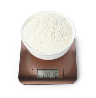 Modern elektronik mutfak terazisi, beyaz üzerine izole edilmiş un kasesi.