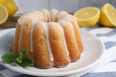 Lezzetli limonlu pasta. Masada şeker ve nane var. Yakın plan.