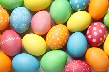 Güzel dekore edilmiş Paskalya yumurtaları arka planda, üst manzara