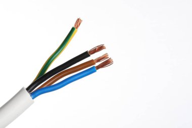 Beyaz arka planda bakır telleri olan soyulmuş elektrik kablosu