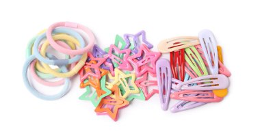 Renkli şirin saç aksesuarları beyaz, üst manzara