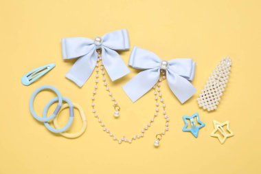 Sarı arka planda farklı saç aksesuarları, düz yatış