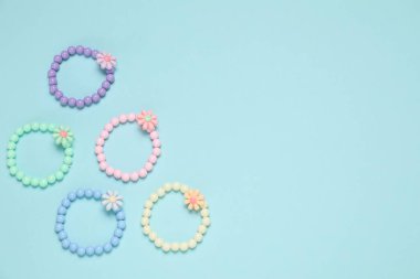 Açık mavi arka planda farklı saç bağları, düz yatış. Metin için boşluk