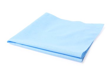 Katlanmış açık mavi mendil beyaza izole edilmiş.