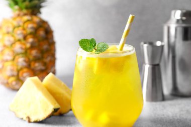 Gri masadaki nane şekerli ananas kokteyli, yakın plan.