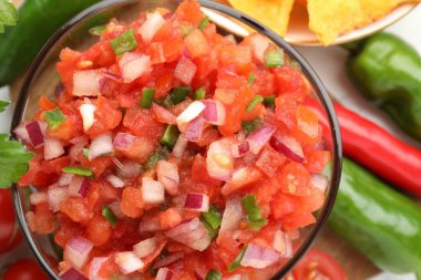 Tabakta leziz salsa sosu ve masada malzemeler, üst manzara.