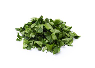 Beyaz arka planda doğranmış maydanoz yaprakları