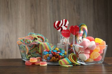 Çikolata. Tahta masada bir sürü lezzetli tatlı var.