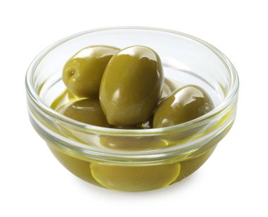 Lezzetli marine edilmiş yeşil zeytinler beyaz kasede izole edilmiş.