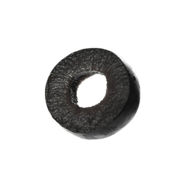 Lezzetli salamura edilmiş zeytin dilimi beyaza izole edilmiş.