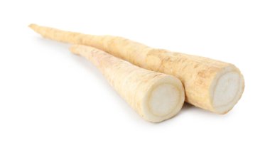 Beyaza izole edilmiş taze maydanoz kökleri kes