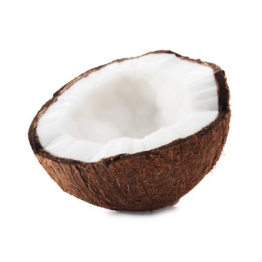 Çatlak hindistan cevizinin yarısı beyaza izole edilmiş.