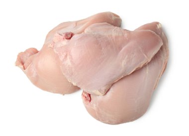 Üç çiğ hindi göğsü beyaza izole edilmiş, üst manzara.