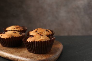 Siyah masa üzerinde çikolata parçacıklı lezzetli kek, yakın plan. Metin için boşluk